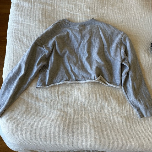 Adorable comfy cropped sweatshirt! - Picture 2 of 2